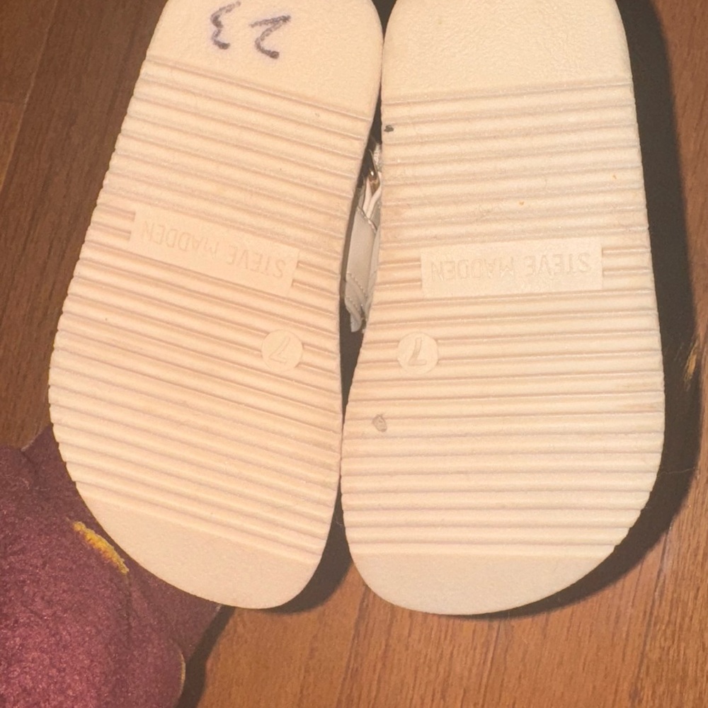 New Steve Madden Kids Cream Sandals with Heart Detail - Picture 2 of 4